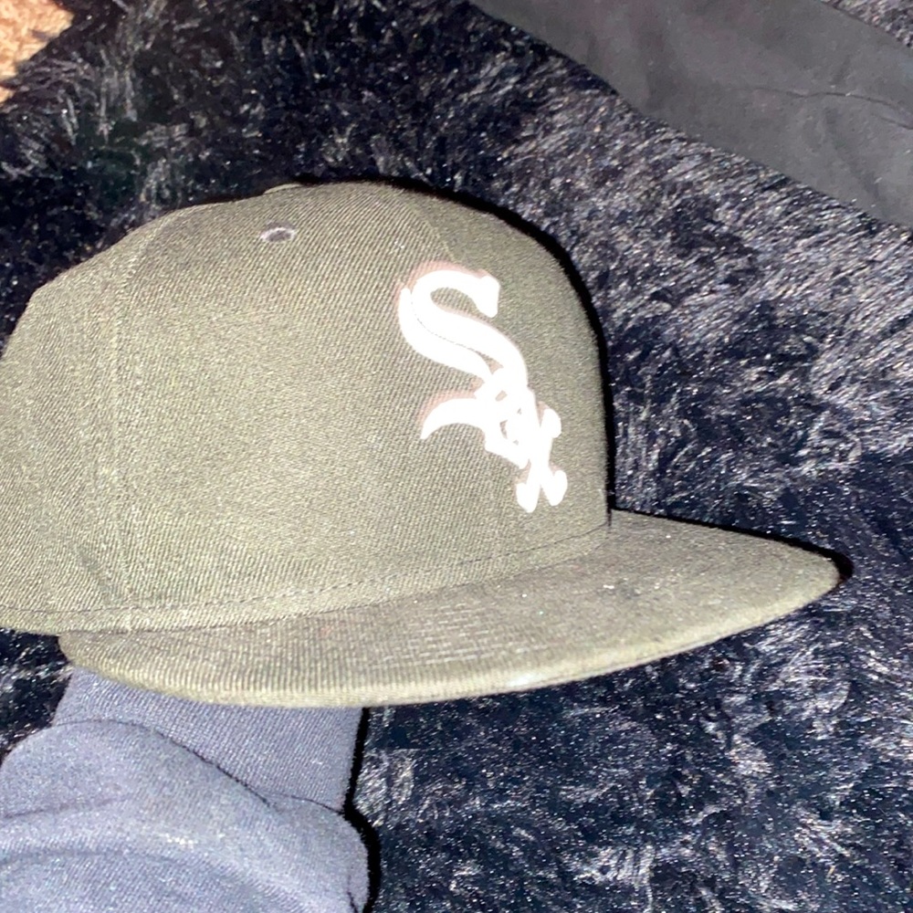 fitted hat - Picture 3 of 3